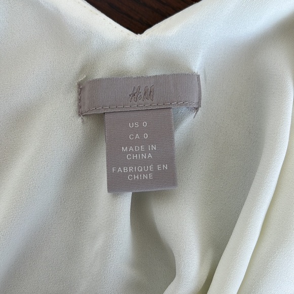 H&M Lined Cream V-Neck Camisole with Spaghetti Straps Sz 0 - Picture 7 of 7
